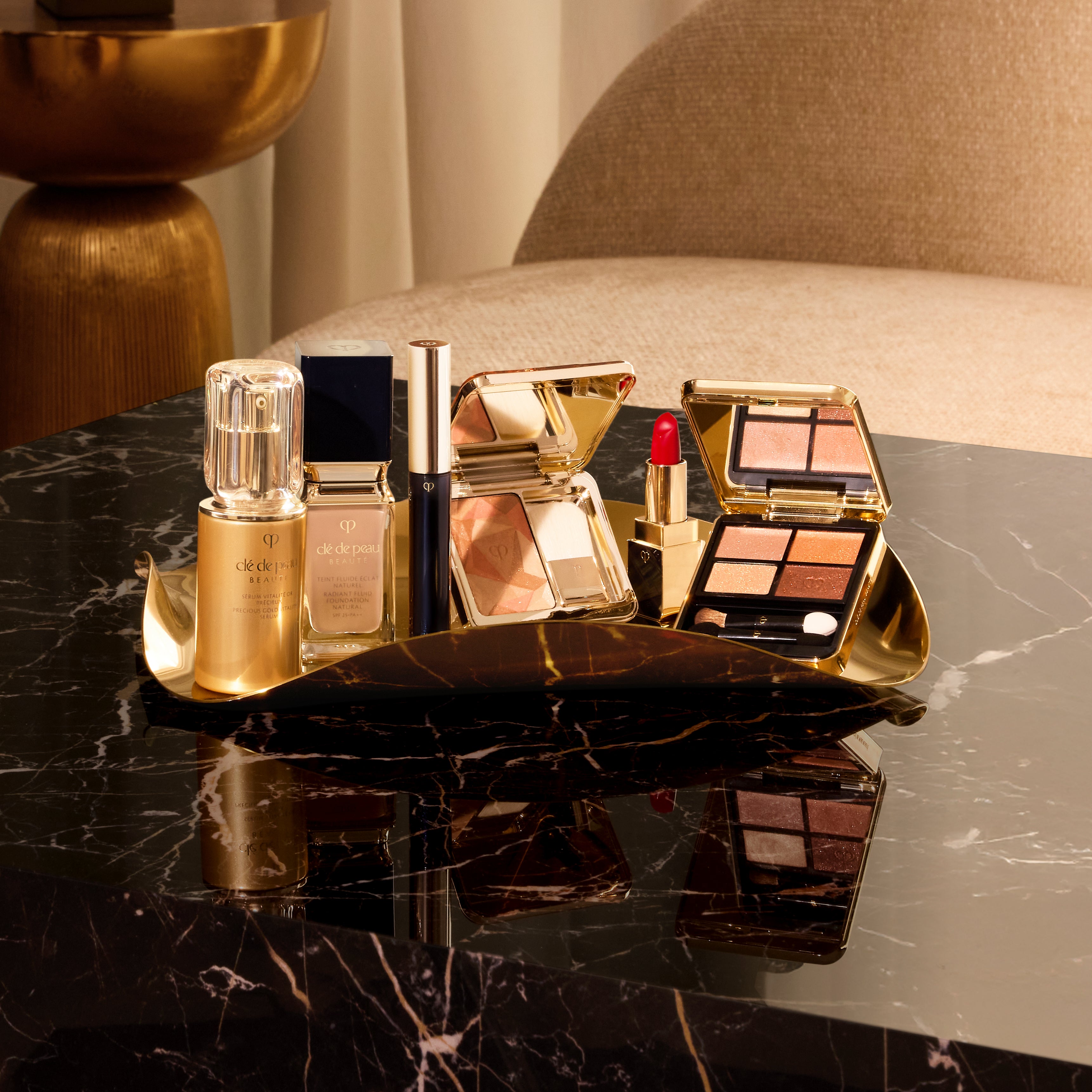 Clé de Peau Beauté Luminizing Face Enhancer Golden Galaxy illuminante luminoso